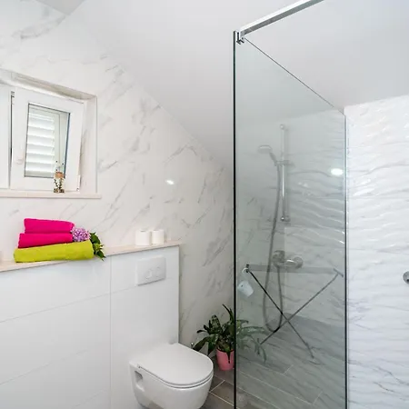 Amalija بيت ضيافة Čilipi