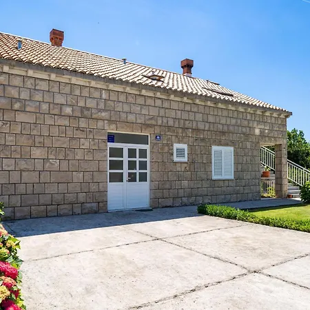 بيت ضيافة Amalija 4*